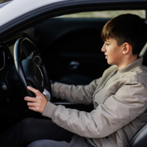 Conoce los riesgos específicos para los jóvenes de 16 a 19 años y sigue nuestros consejos para actuar de forma segura y legal en caso de un accidente.